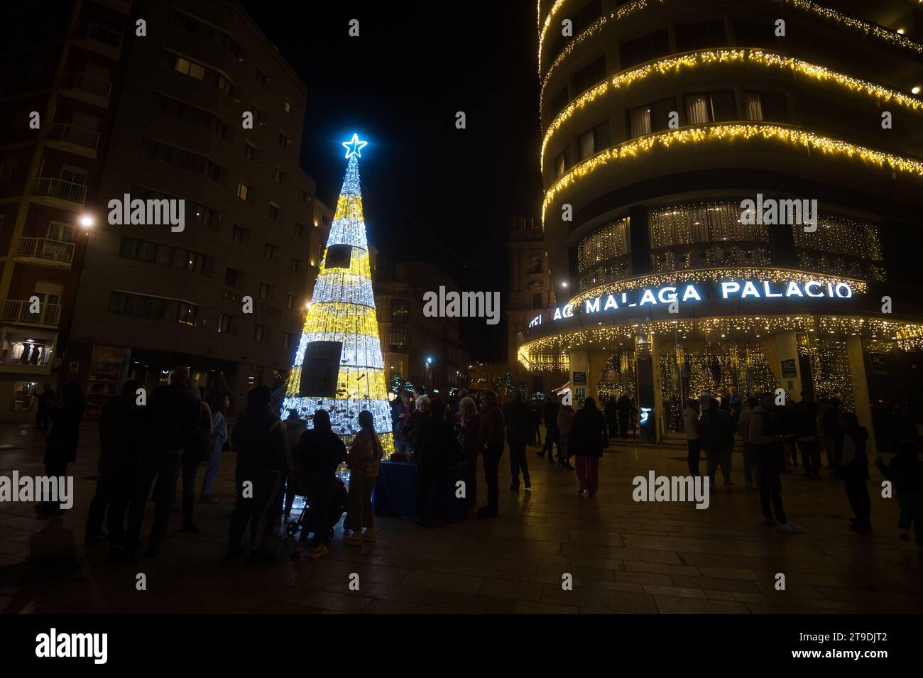 Malaga, Spagna. 24 novembre 2023. Un albero di Natale viene illuminato sulla strada durante l'accensione dell'illuminazione natalizia. Ogni anno, la città di Malaga accende le sue luci natalizie per segnare l'inizio della stagione natalizia, dove migliaia di persone si riuniscono nel centro città per vedere una nuova decorazione natalizia e spettacoli di luci. Secondo il sito web European Best Destination, la città di Malaga ha una delle migliori luci natalizie in Europa. (Foto di Jesus Merida/SOPA Images/Sipa USA) credito: SIPA USA/Alamy Live News Foto Stock