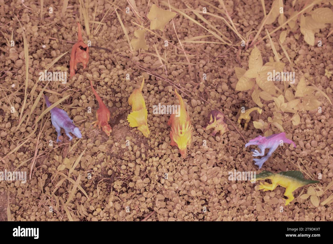 immagine a infrarossi dei giocattoli dei dinosauri della prateria boscosa Foto Stock