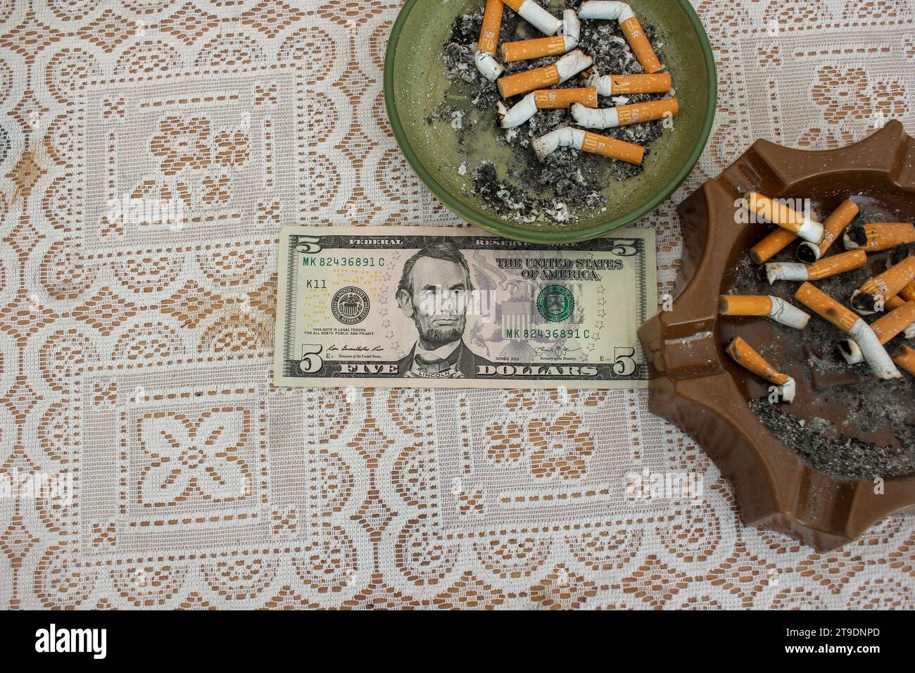 l'enorme costo in dollari del fumo Foto Stock