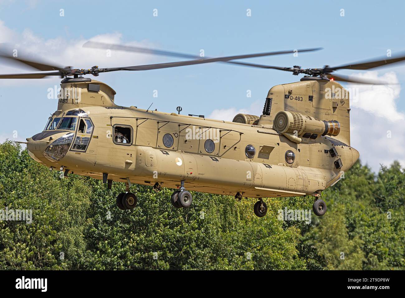 Royal Netherlands Air Force Boeing Chinook Helicopter Koninklijke Luchtmacht, Slope Training Flying at Vliegbasis Gilze-Rijen, Paesi Bassi, 10.07.2023 Foto Stock