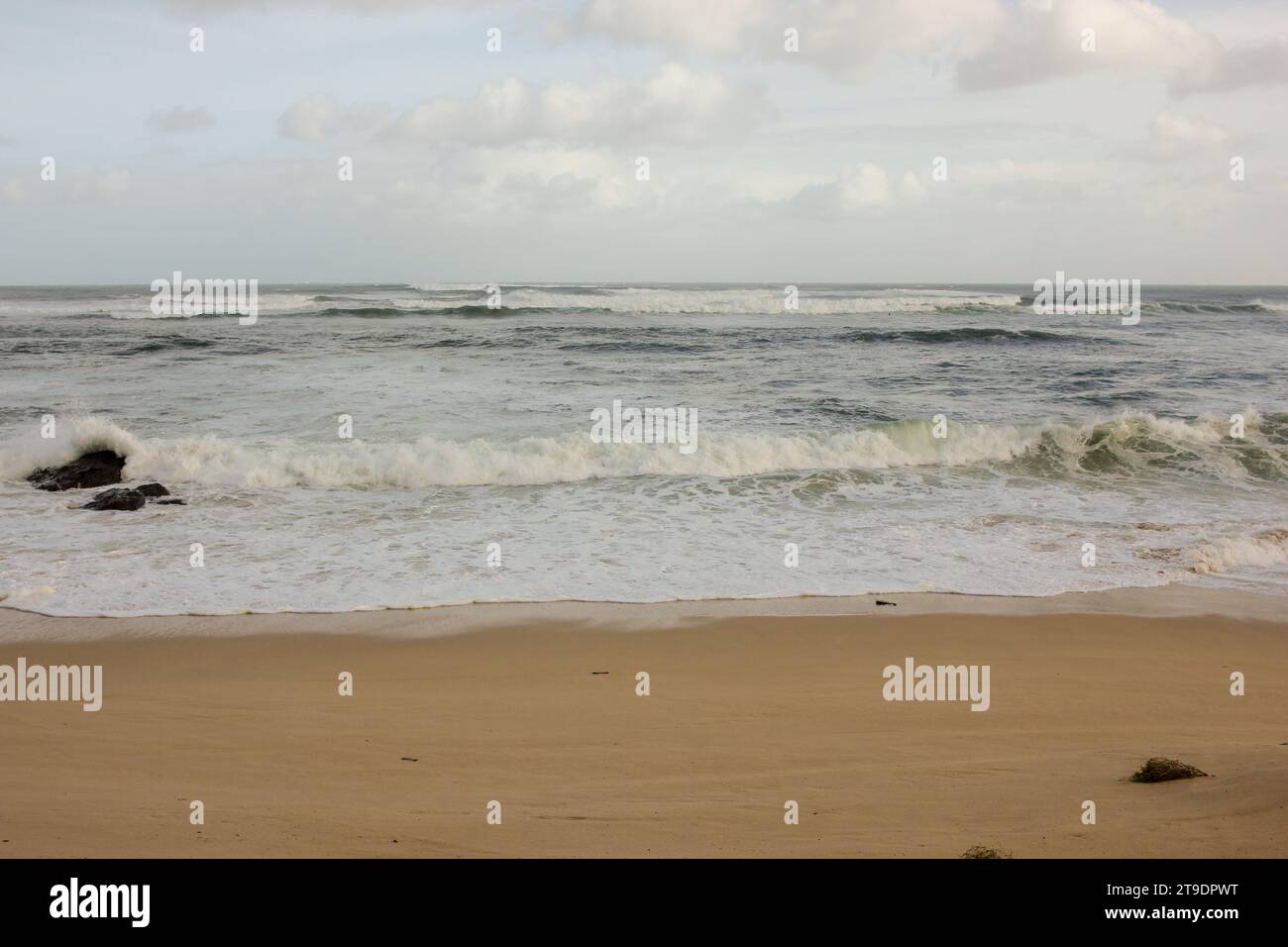 Mare aspro in una spiaggia nel mare Cantabrico Foto Stock
