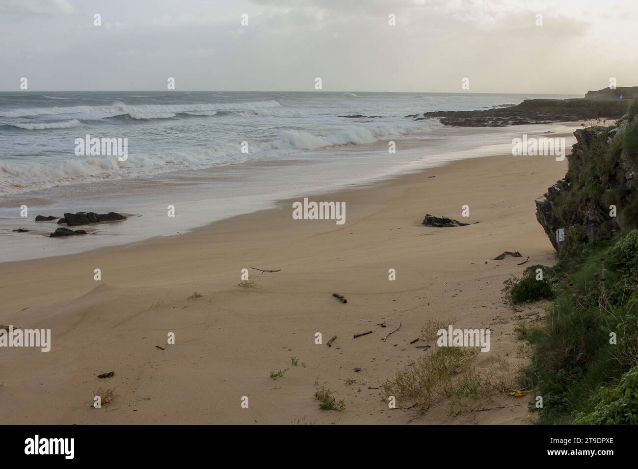 Alba in una spiaggia solitaria nel mare Cantabrico Foto Stock