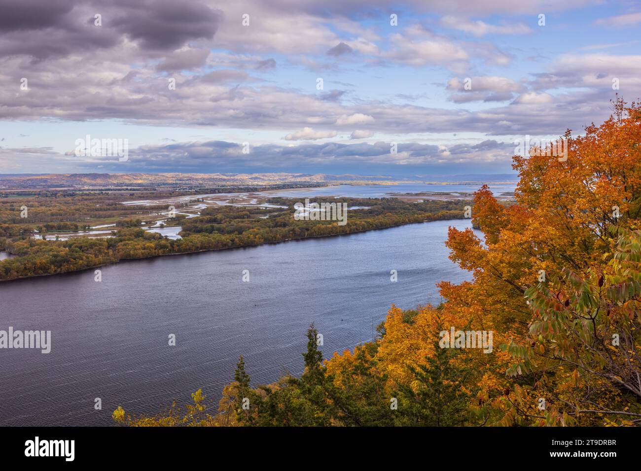 Un paesaggio autunnale panoramico del fiume Mississippi Foto Stock