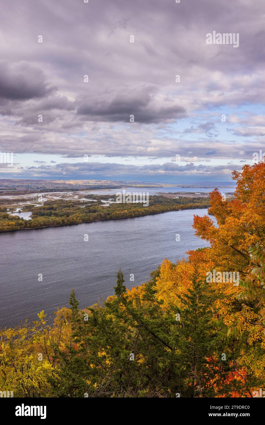 Un paesaggio autunnale panoramico del fiume Mississippi Foto Stock