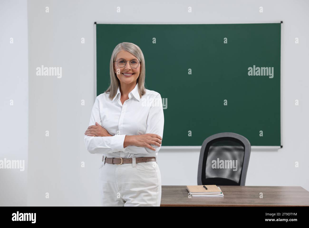 Ritratto del professore vicino alla lavagna in classe, spazio per il testo Foto Stock