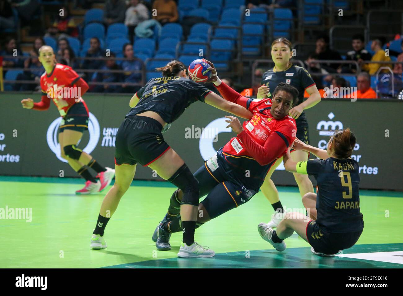 Santander, Spagna. 24 novembre 2023. Santander, Spagna, 24 novembre 2023: L'allenatore giapponese Shigeo Kusumoto dà istruzioni ai suoi giocatori durante la prima giornata del Torneo Internazionale femminile spagnolo 2023 tra Spagna e Giappone, il 24 novembre 2023, al Palacio de Deportes de Santander, a Santander, in Spagna. (Foto di Alberto Brevers/Pacific Press) Credit: Pacific Press Media Production Corp./Alamy Live News Foto Stock