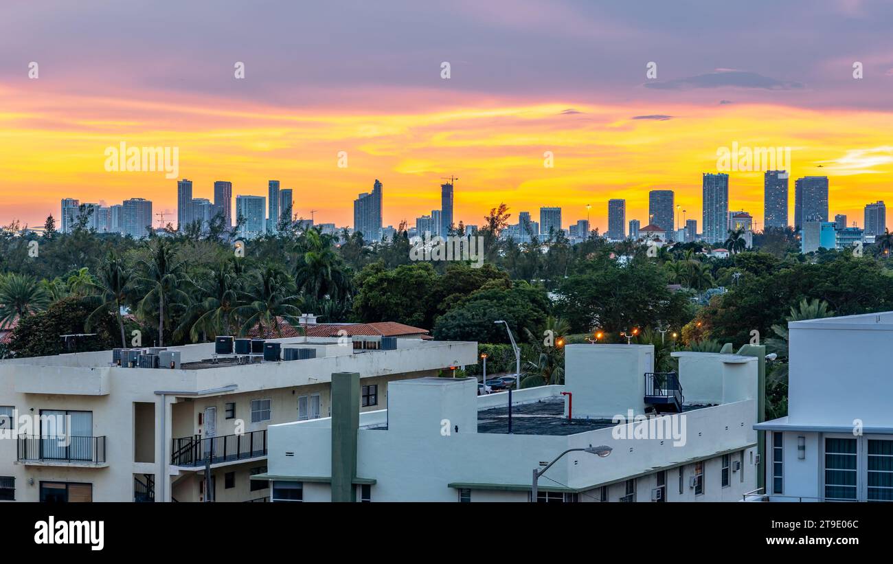 Miami Beach, Florida, USA - tramonto sullo skyline della città Foto Stock