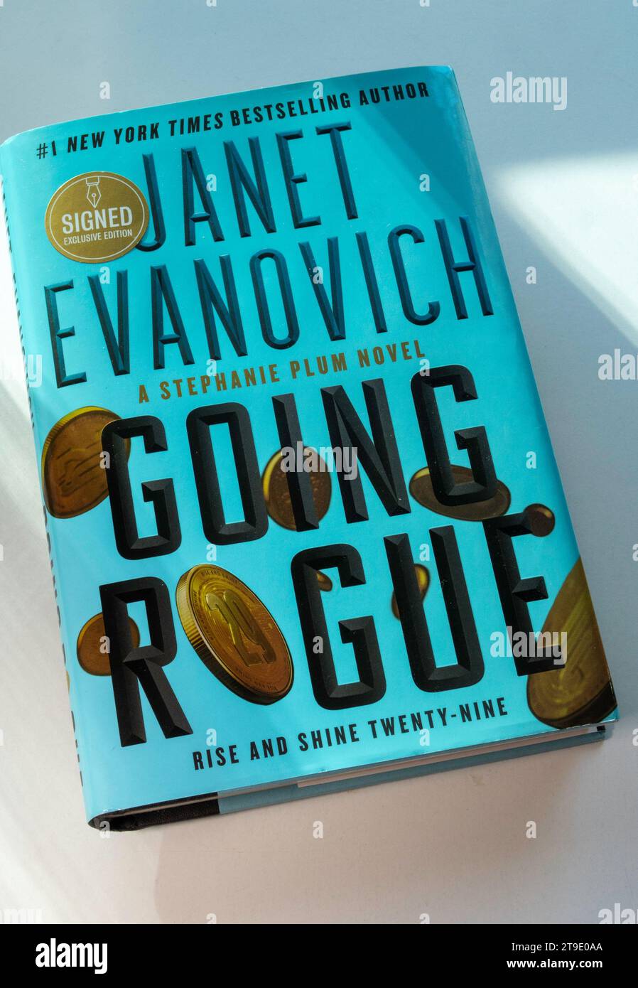 Primo piano del 29° romanzo di Janet Ivanovich su Stephanie Plum, Going Rogue, ©2022, Stati Uniti Foto Stock