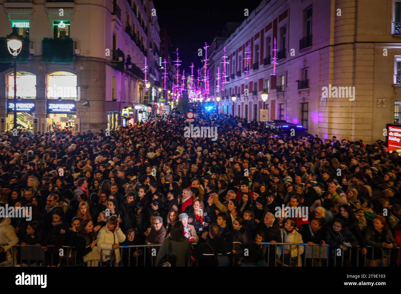 Madrid, Spagna. 23 novembre 2023. Folle di persone aspettano che le luci di Natale si accendano nelle strade che circondano Plaza de la Puerta del Sol a Madrid. Credito: SOPA Images Limited/Alamy Live News Foto Stock