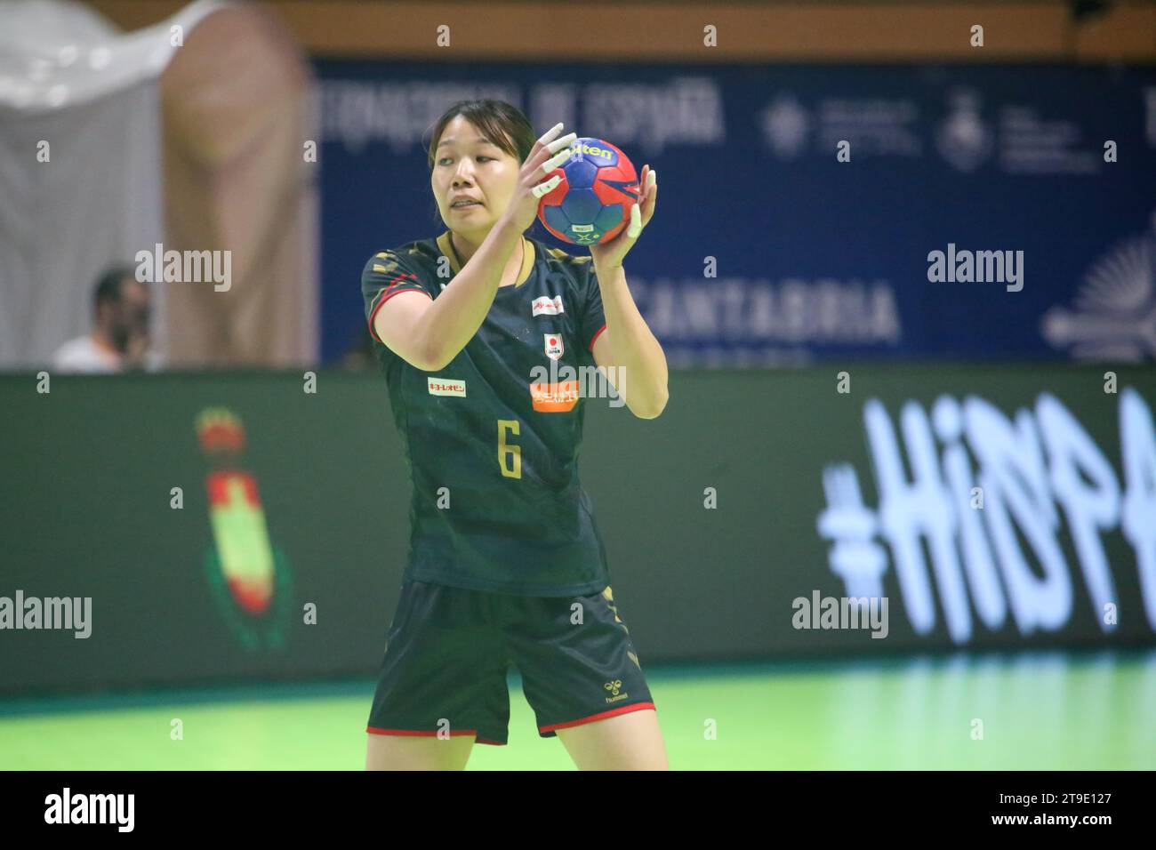 Santander, Cantabria, Spagna. 24 novembre 2023. Santander, Spagna, 24 novembre 2023: Giocatrice giapponese, YMI Kitahara (6) con la palla durante la 1a giornata del Torneo Internazionale femminile spagnolo 2023 tra Spagna e Giappone, il 24 novembre 2023, al Palacio de Deportes de Santander, a Santander, in Spagna. (Immagine di credito: © Alberto Brevers/Pacific Press via ZUMA Press Wire) SOLO USO EDITORIALE! Non per USO commerciale! Foto Stock