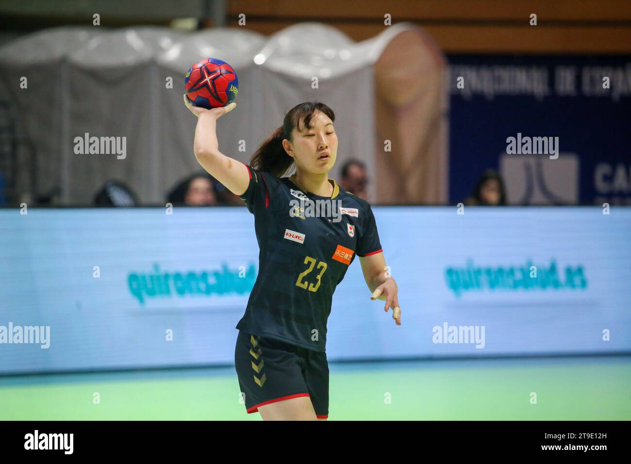 Santander, Cantabria, Spagna. 24 novembre 2023. Santander, Spagna, 24 novembre 2023: Giocatrice giapponese, Natsuki Aizawa (23) con la palla durante la 1a giornata del Torneo Internazionale femminile spagnolo 2023 tra Spagna e Giappone, il 24 novembre 2023, al Palacio de Deportes de Santander, a Santander, in Spagna. (Immagine di credito: © Alberto Brevers/Pacific Press via ZUMA Press Wire) SOLO USO EDITORIALE! Non per USO commerciale! Foto Stock