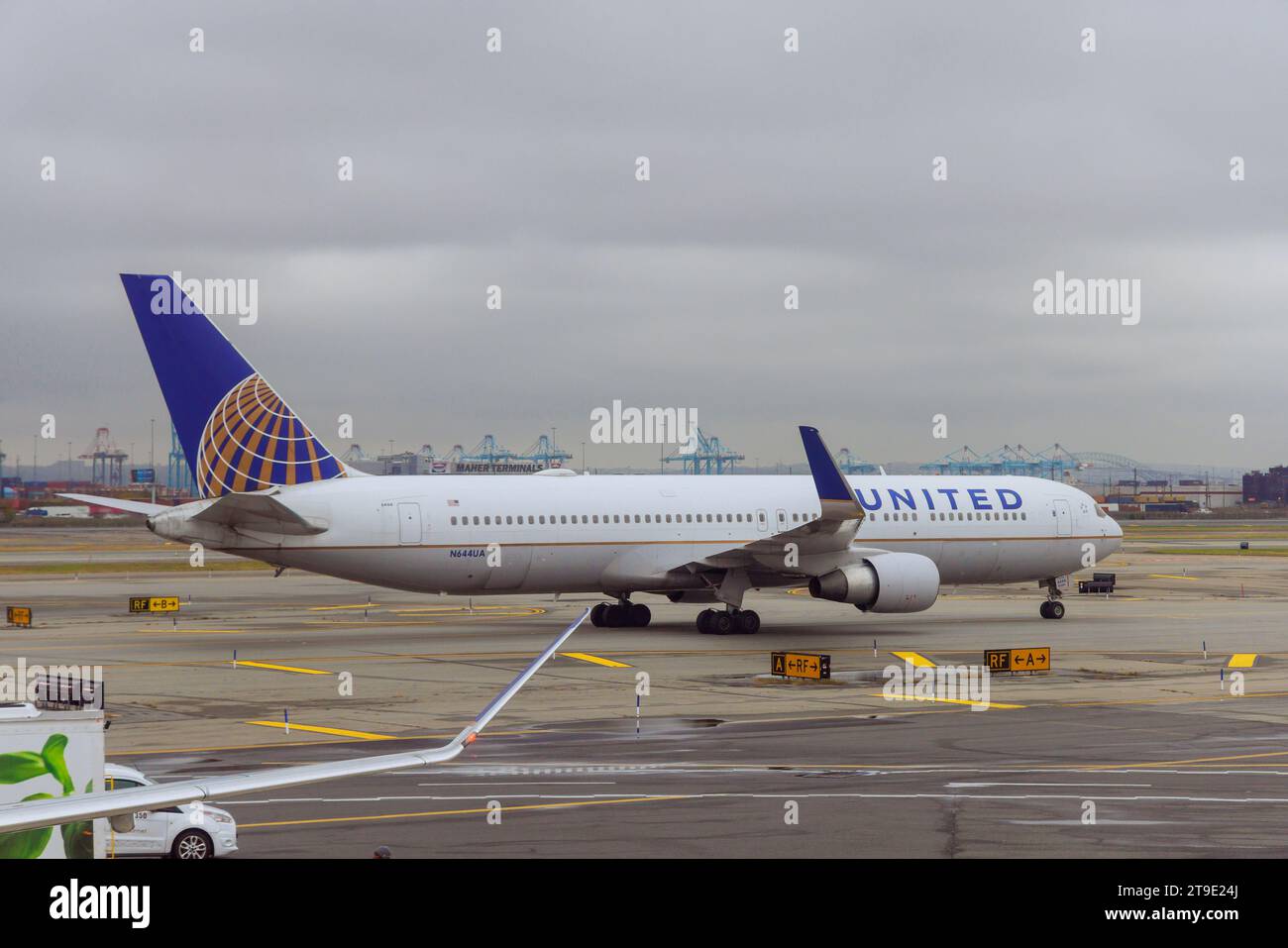 30 ottobre 2023 EWR Airport Newark NJ USA. In fase di rullaggio, gli aeromobili passeggeri United Airlines si stanno preparando a partire dall'aeroporto EWR di Newark Foto Stock