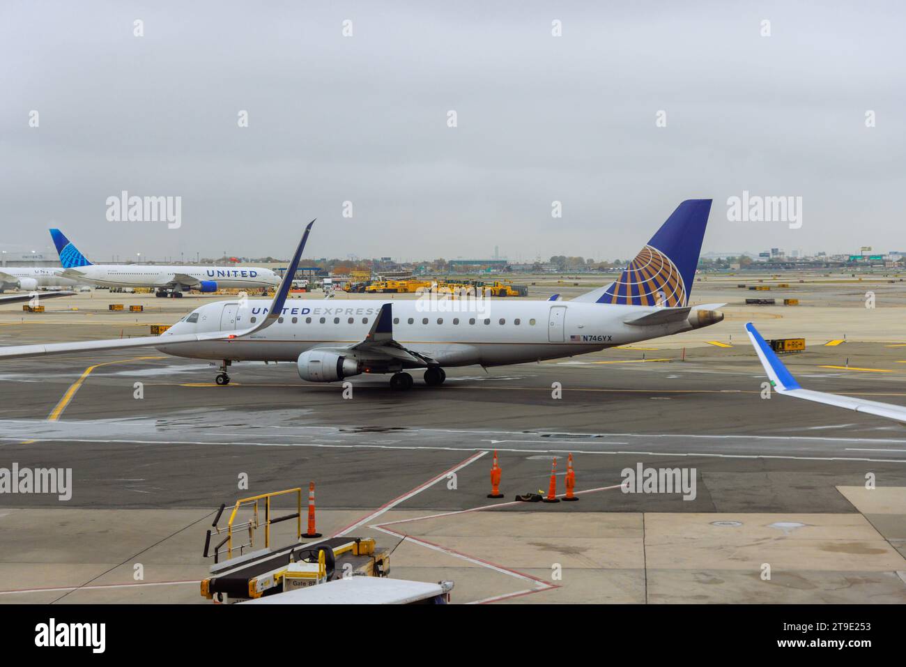 30 ottobre 2023 EWR Airport Newark NJ USA. L'aeromobile passeggeri United Airlines si sta allontanando dall'aeroporto EWR di Newark mentre si prepara alla partenza Foto Stock