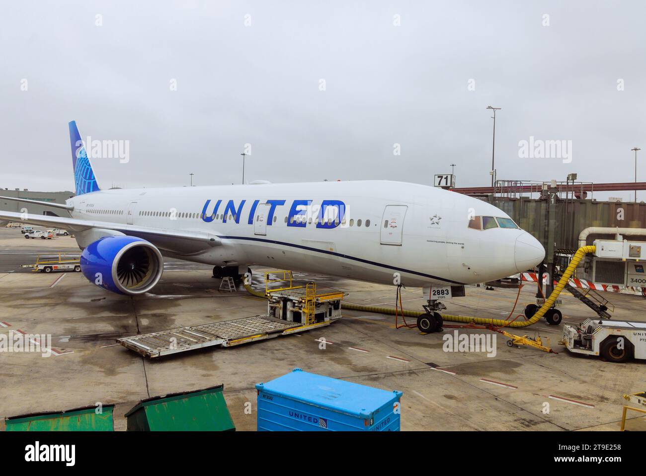 30 ottobre 2023 EWR Airport Newark NJ USA. La compagnia commerciale di manutenzione aeronautica United Airlines ha parcheggiato all'aeroporto EWR di Newark prima del prossimo volo sul ponte d'imbarco Foto Stock
