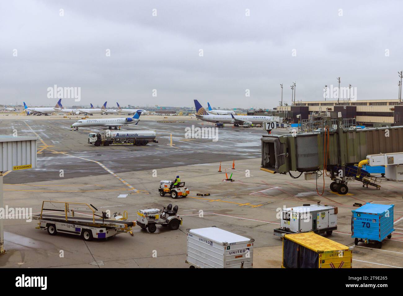 30 ottobre 2023 EWR Airport Newark NJ USA. Gli aeromobili commerciali United Airlines vengono mantenuti all'aeroporto EWR di Newark prima dell'imbarco del volo successivo Foto Stock