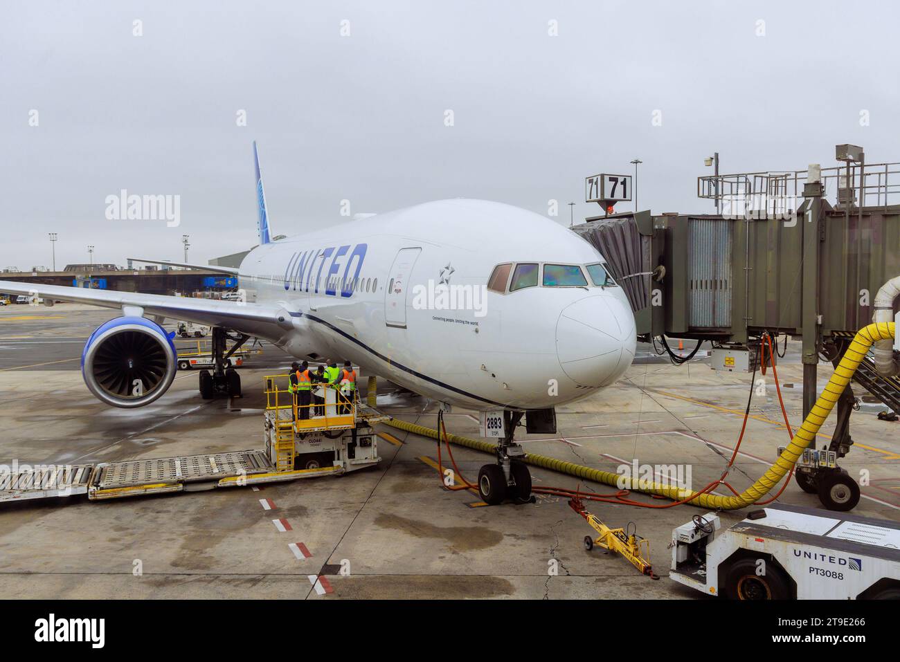 30 ottobre 2023 EWR Airport Newark NJ USA. Gli aeromobili della United Airlines sono stati parcheggiati all'aeroporto EWR di Newark per lavori di manutenzione prima dell'imbarco del prossimo volo Foto Stock