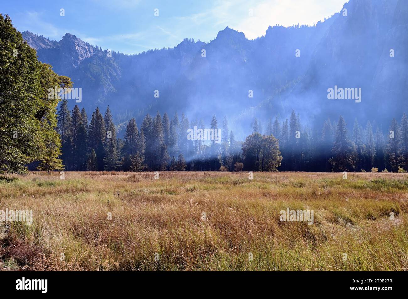 Yosemite National Park, California, USA. Il fumo si aggrappa alla Yosemite Valley circondata dalle scarpate di roccia granitica. Foto Stock