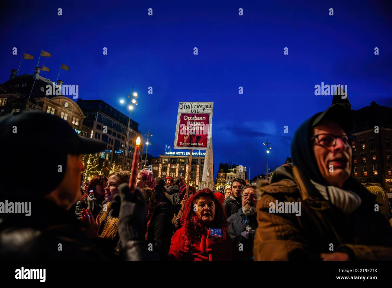 Un manifestante tiene un cartello contro il razzismo durante la manifestazione. I manifestanti organizzano una manifestazione di solidarietà con musulmani e immigrati in seguito alla vittoria del partito politico di estrema destra PVV (Partito dalla libertà sotto il leader di estrema destra Geert Wilders) alle elezioni generali. I manifestanti si radunano contro le idee di Wilder, che hanno messo a rischio alcuni gruppi come musulmani e immigrati. Wilders avrà ancora bisogno che altri partiti si uniscano a lui in una coalizione per governare con il sostegno della maggioranza in parlamento. (Foto di Ana Fernandez/SOPA Images/Sipa USA) Foto Stock