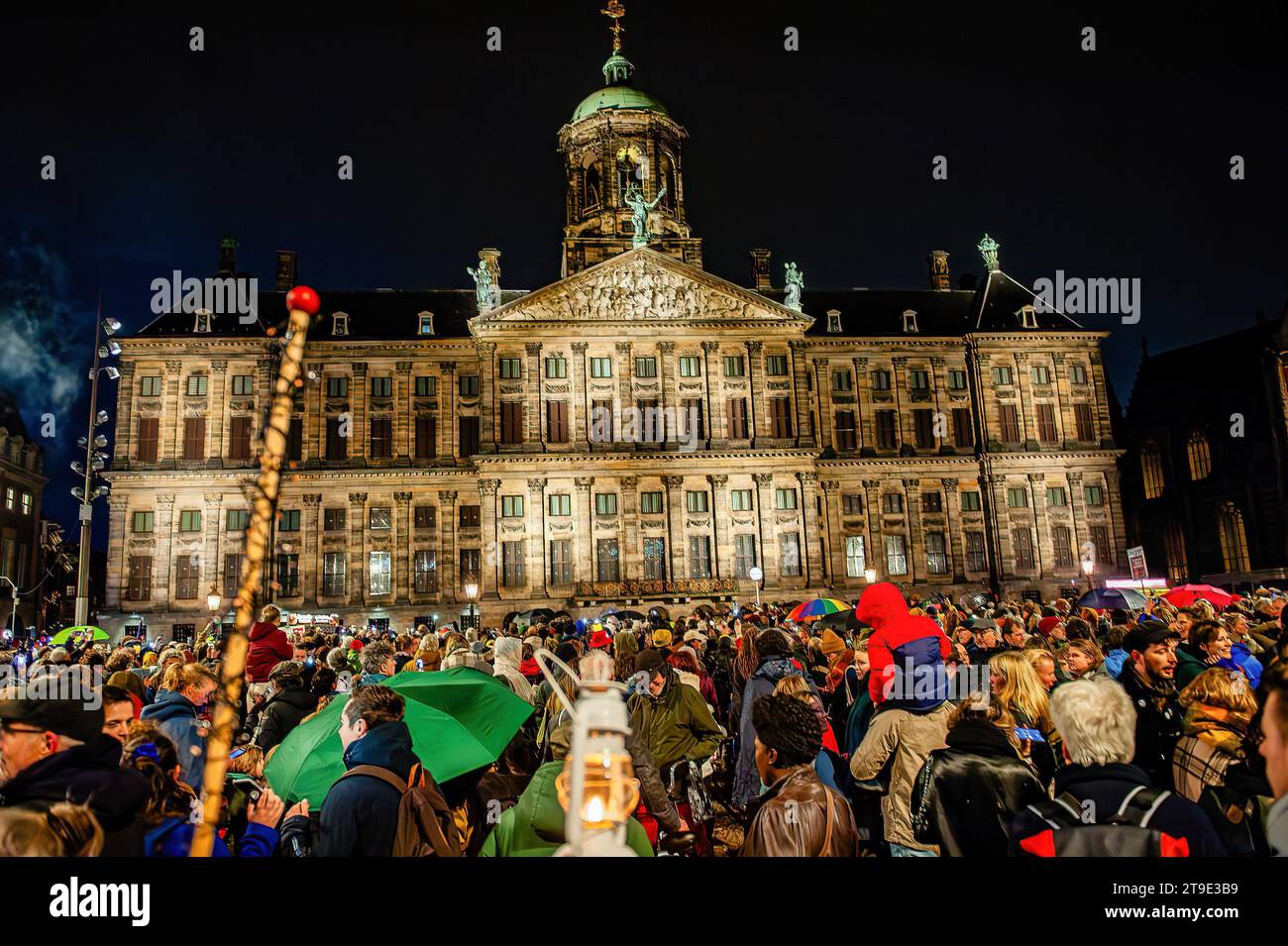 Una folla di manifestanti si riunisce in piazza con candele e luci a LED durante la dimostrazione. I manifestanti organizzano una manifestazione di solidarietà con musulmani e immigrati in seguito alla vittoria del partito politico di estrema destra PVV (Partito dalla libertà sotto il leader di estrema destra Geert Wilders) alle elezioni generali. I manifestanti si radunano contro le idee di Wilder, che hanno messo a rischio alcuni gruppi come musulmani e immigrati. Wilders avrà ancora bisogno che altri partiti si uniscano a lui in una coalizione per governare con il sostegno della maggioranza in parlamento. Foto Stock