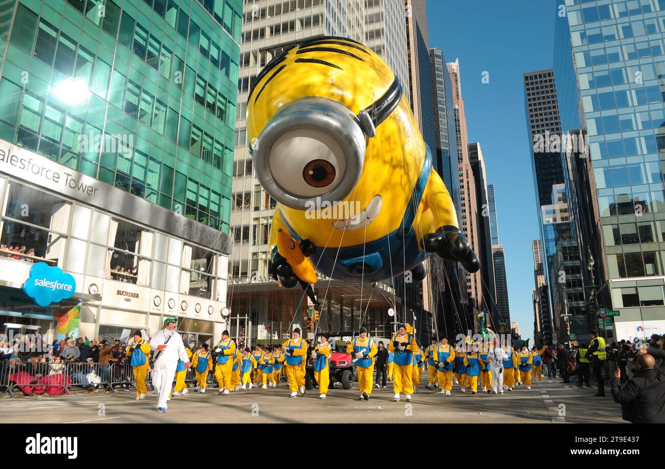 New York City, Stati Uniti. 23 novembre 2023. Una mongolfiera di 'Stuart il Minion' galleggia durante la 97th Macy's Thanksgiving Day Parade nel quartiere Manhattan di New York City. Credito: SOPA Images Limited/Alamy Live News Foto Stock