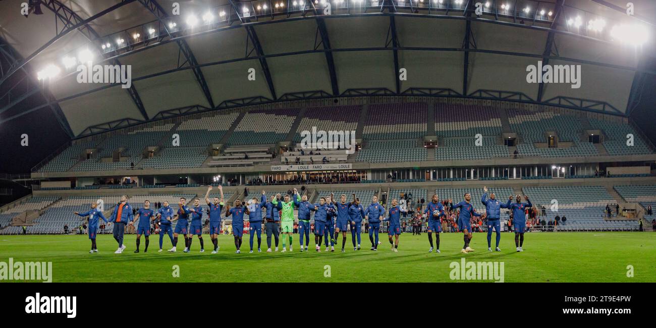 I giocatori olandesi festeggiano con i tifosi durante la partita di qualificazione a UEFA Euro 2024 tra le squadre nazionali di Gibilterra e Paesi Bassi, l'Estadio Algarv Foto Stock