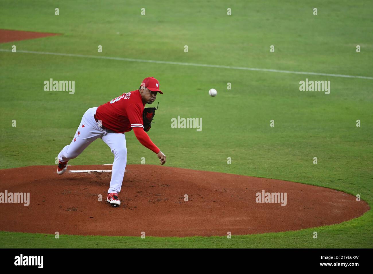 DUBAI, Emirati Arabi Uniti, 24 novembre 2023. Scene della serata di apertura del Baseball United, la prima lega professionistica di baseball in Medio Oriente e Asia meridionale. United East All Stars ha vinto 3-2 contro United West All Stars nella partita inaugurale Foto Stock