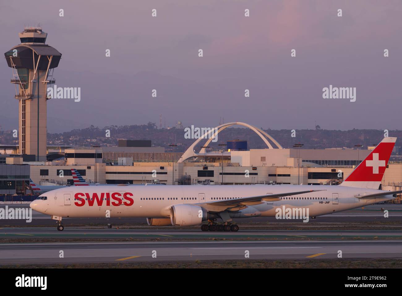 Swiss Air Boeing 777 ha mostrato rullaggio poco dopo l'atterraggio a LAX, Aeroporto Internazionale di Los Angeles. Foto Stock