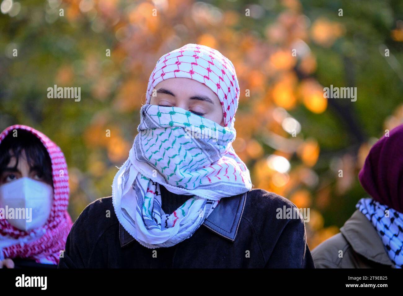 New York City, NY - 24 novembre: I manifestanti pro-palestinesi e pro-israeliani si riuniscono a Midtown Manhattan per chiedere un cessate il fuoco nella guerra Hamas-Israele il 24 novembre 2023 a New York City Copyright: XKatiexGodowskix Credit: Imago/Alamy Live News Foto Stock