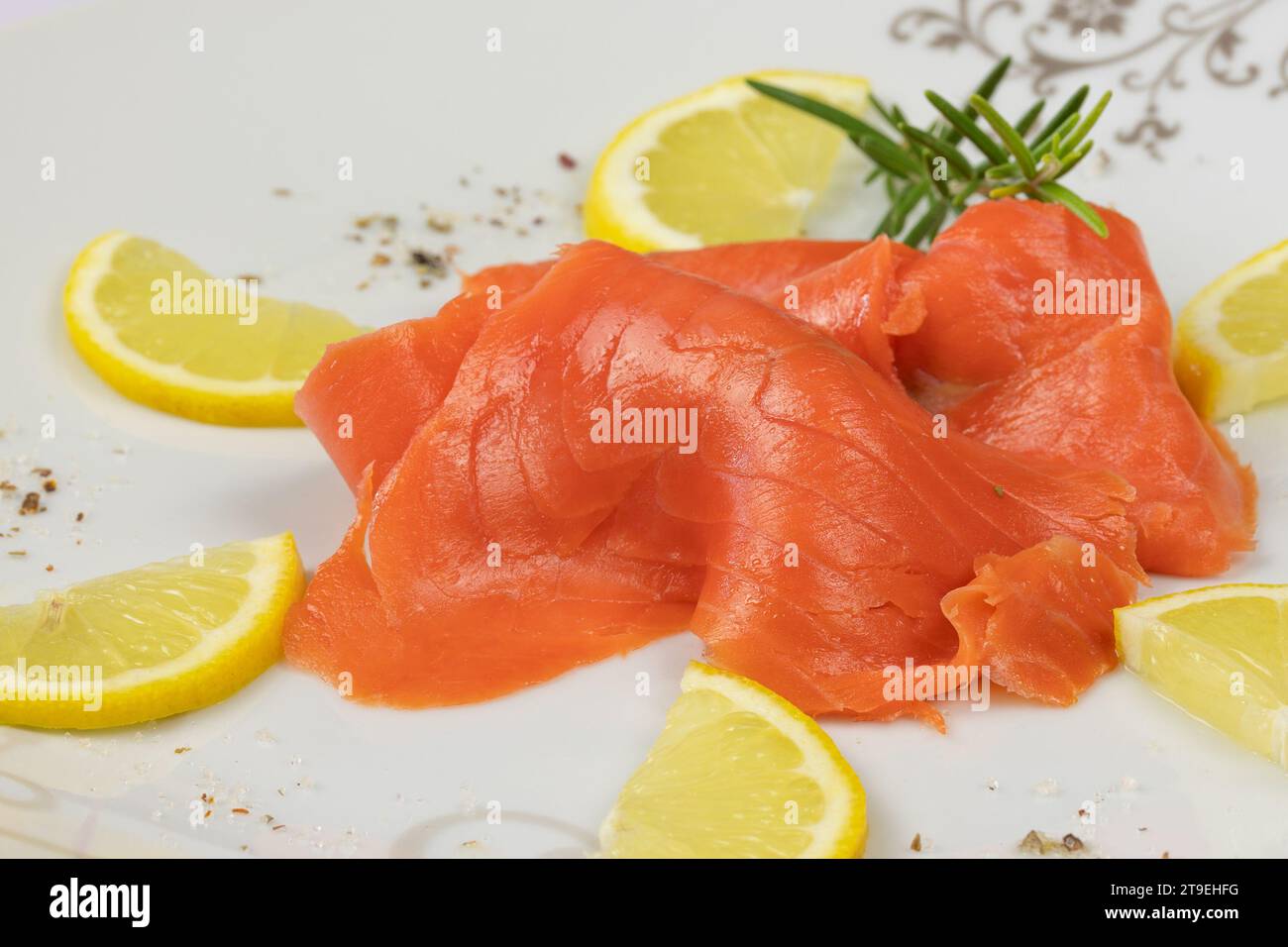 fette di salmone affumicato selvatico su un piatto Foto Stock