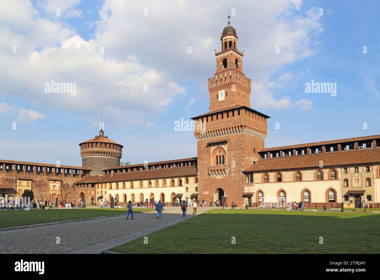 MILANO, ITALIA - 10 MAGGIO 2018: Questa è la Piazza dell'Armeria del Castello Sforzesco. Foto Stock