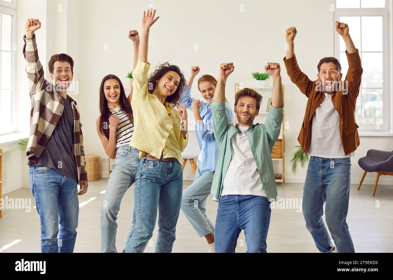 Gruppo di persone entusiaste e felici amici studenti o colleghi che si divertono a stare insieme. Foto Stock