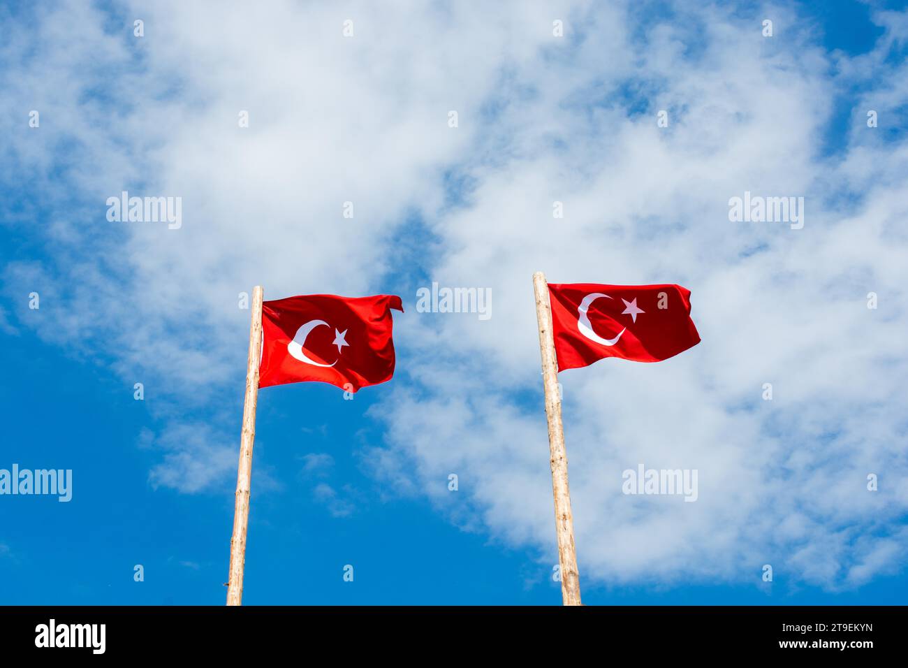 Bagno turco bandiera nazionale appendere su un palo in aria aperta Foto Stock
