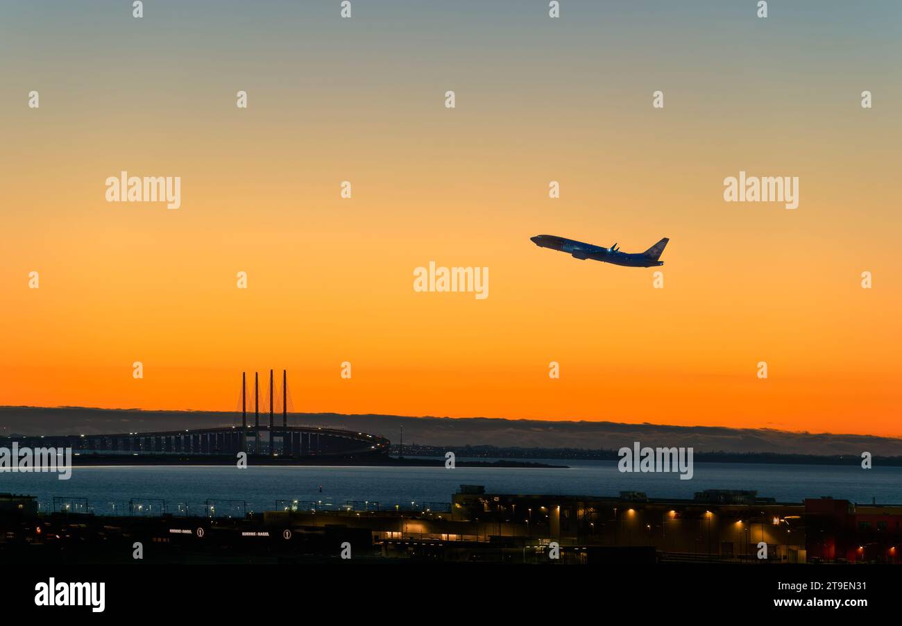 Copenaghen, Danimarca - Ponte di Øresund con l'aereo che decolla dall'aeroporto di Copenaghen all'alba Foto Stock