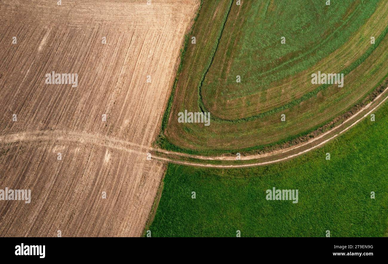 Vista con droni dei campi verdi e arati con sentiero vicino a Pabneukirchen, regione di Muehlviertel, alta Austria, Austria Foto Stock