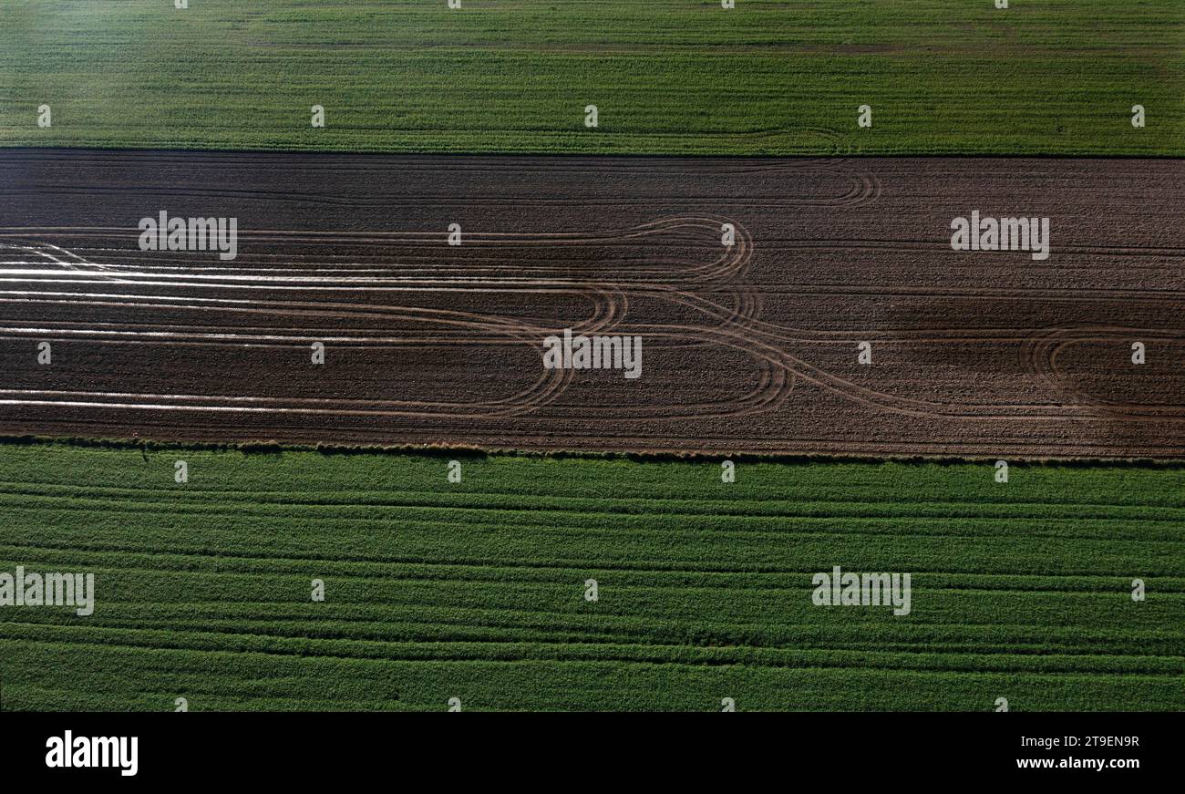 Vista con droni sui campi verdi e arati con piste di gomma, Innviertel, alta Austria, Austria Foto Stock