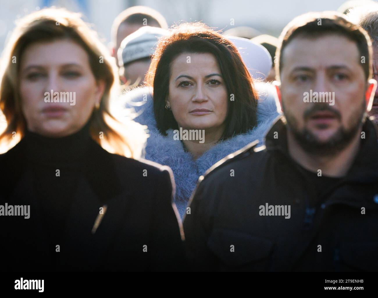 Kiev, Ucraina. 25 novembre 2023. La moglie di Zelensky, la first lady Ucraina Olena Zelenska, la presidente del Senato Stephanie D'Hhose e il presidente ucraino Volodymyr Zelensky fotografati durante una cerimonia per commemorare l'Holodomor, durante una visita a Kiev, in Ucraina, sabato 25 novembre 2023. L'Holodomor, noto anche come la carestia del terrore o la grande carestia, è stata una carestia provocata dall'uomo in Ucraina sovietica dal 1932 al 1933 che ha ucciso milioni di ucraini. BELGA PHOTO BENOIT DOPPAGNE Credit: Belga News Agency/Alamy Live News Foto Stock