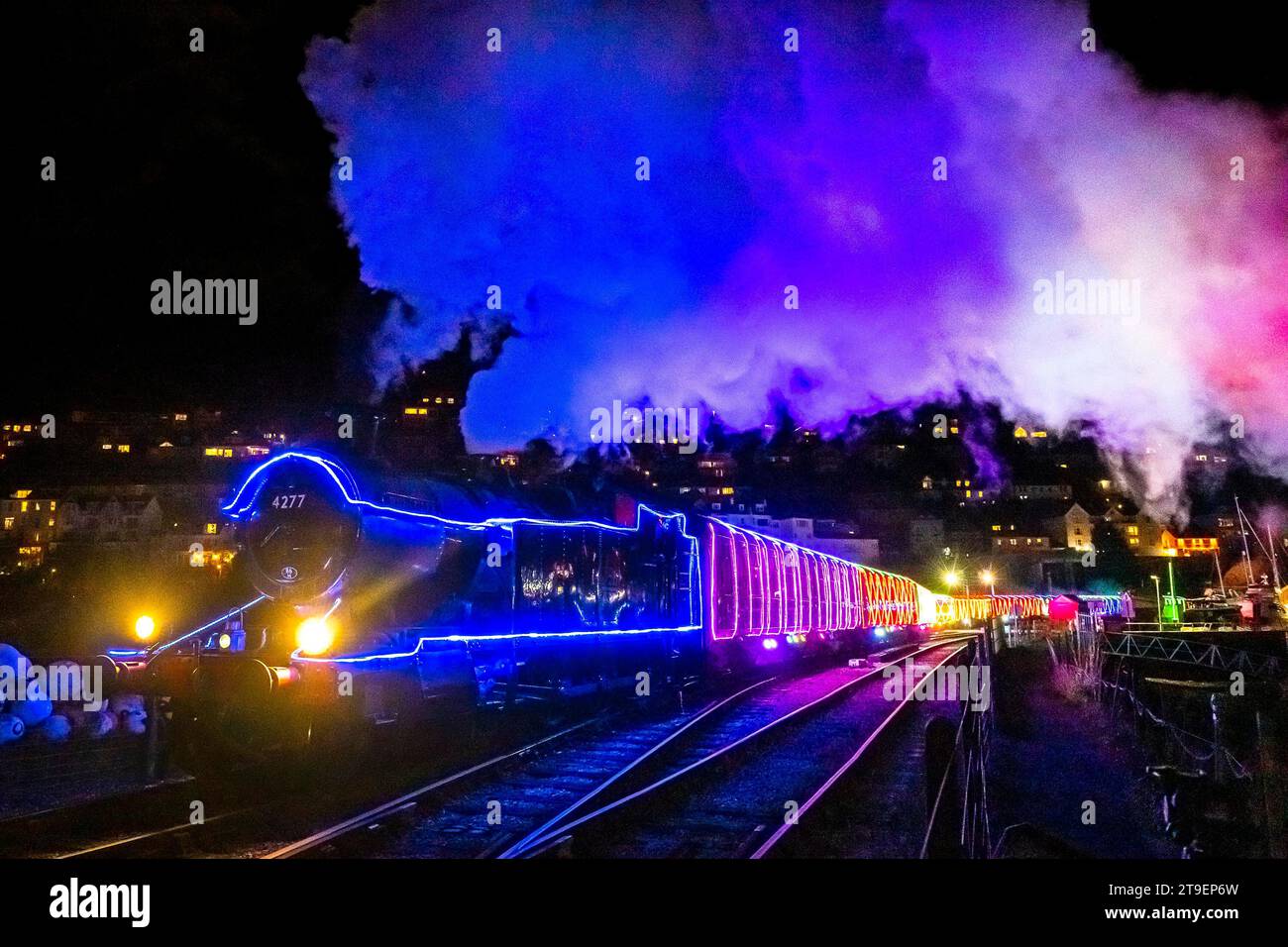 Kingswear, Devon, Regno Unito. 24 novembre 2023. Il Christmas Train of Lights sulla Dartmouth Steam Railway, che corre tra il 24 novembre e il 30 dicembre 2023, esce dalla stazione di Kingswear nel Devon sulla strada per Paignton. Le carrozze e le locomotive a vapore del servizio festivo sono illuminate all'interno e all'esterno con luci colorate. Foto: Graham Hunt/Alamy Live News Foto Stock