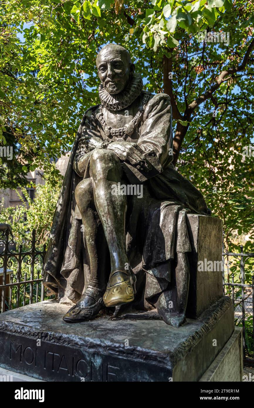 Statua in bronzo del filosofo francese Michel de Montaigne di Paul Landowski eretta nel XX secolo, in Rue des Écoles, V arrondissement, Parigi, Francia Foto Stock