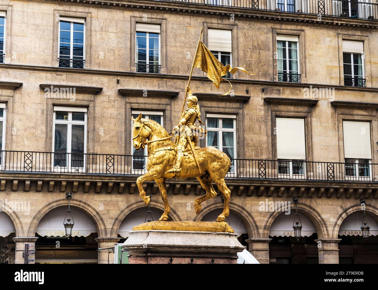 Statua in bronzo dorato di Giovanna d'Arco di Emmanuel Frémiet, eretta alla fine del XIX secolo, in Place des Pyramides, i arrondissement, Parigi Foto Stock