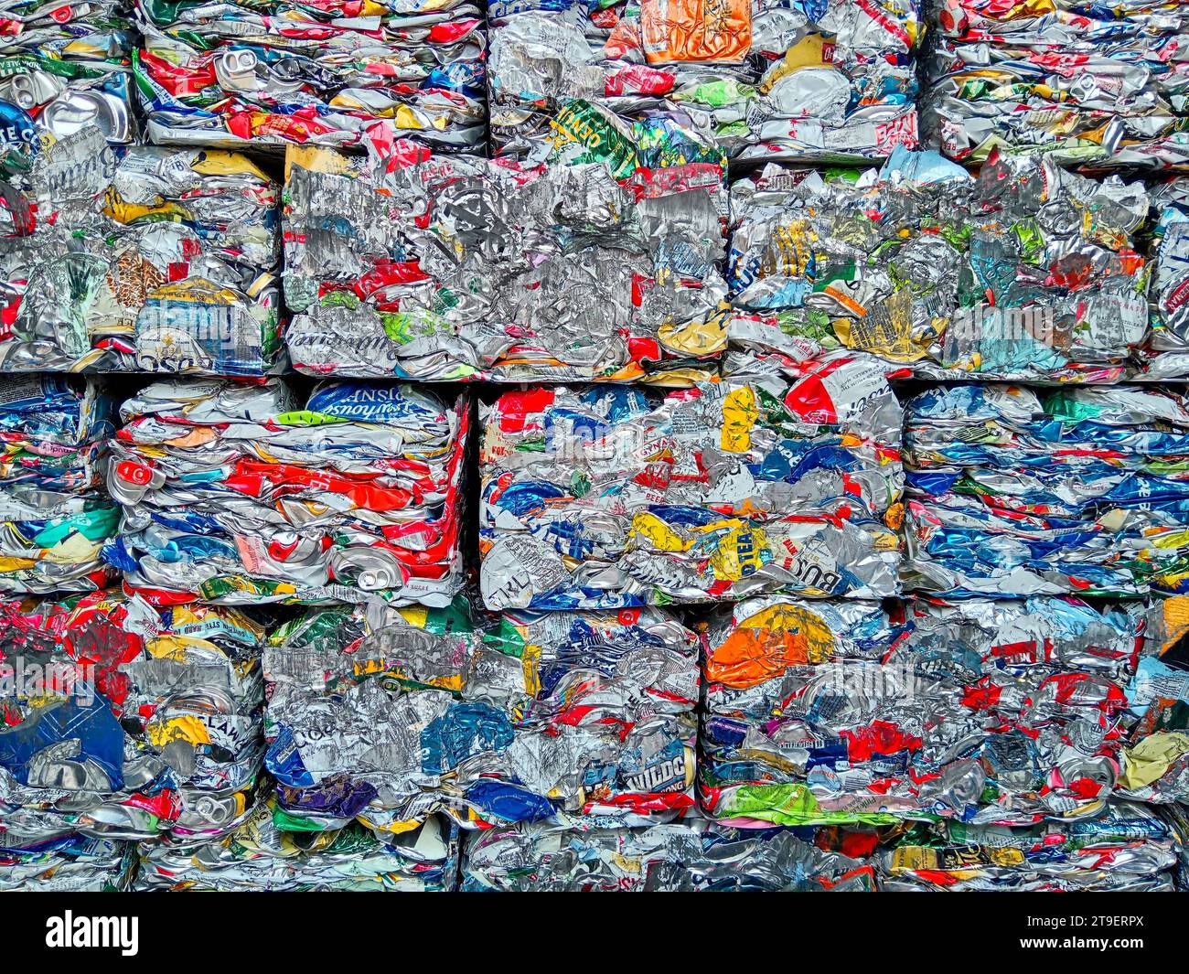 Vancouver, Canada - 17 agosto 2023: Primo piano delle lattine in alluminio frantumato da riciclare. Foto Stock