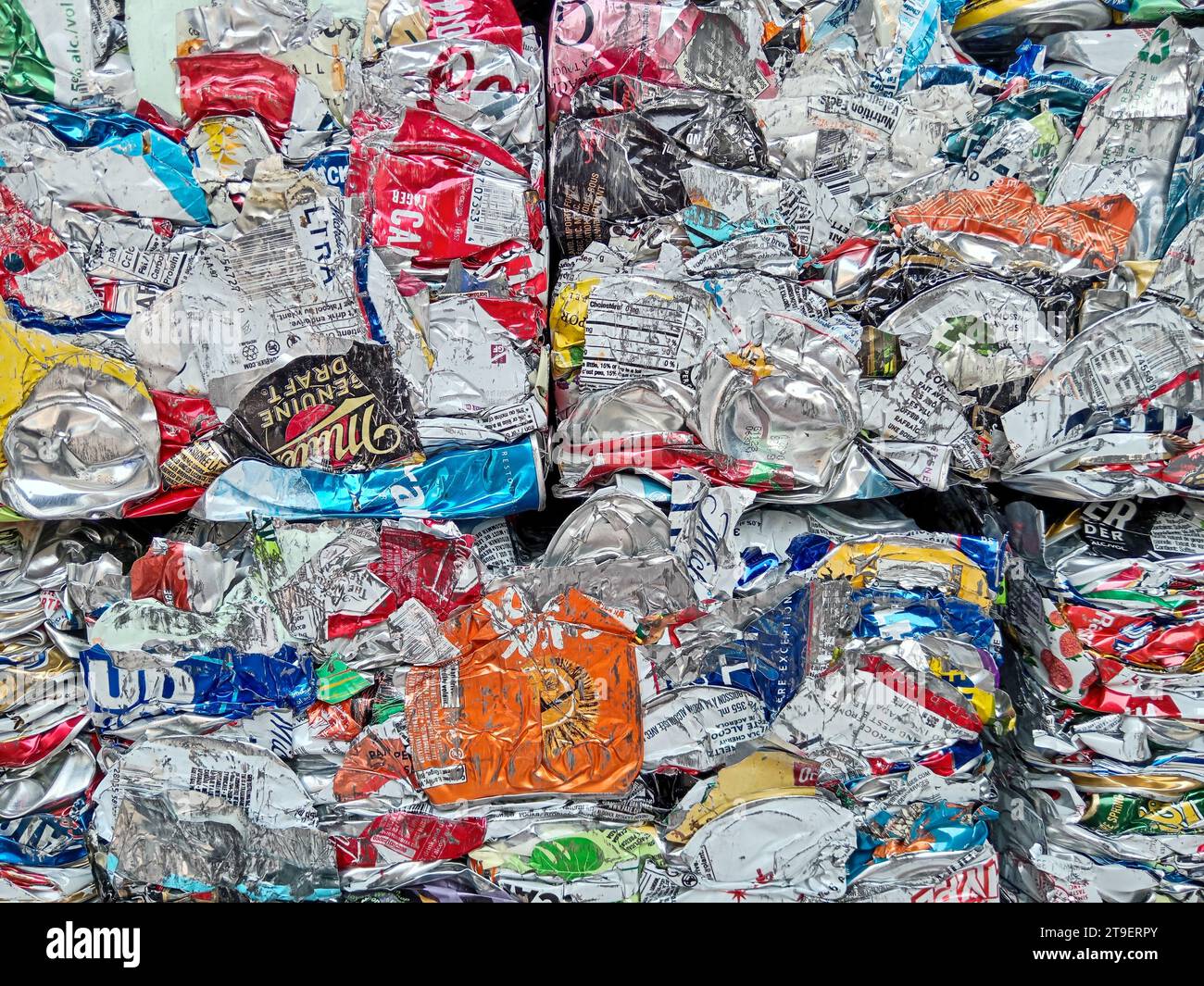 Vancouver, Canada - 17 agosto 2023: Primo piano delle lattine in alluminio frantumato da riciclare. Foto Stock