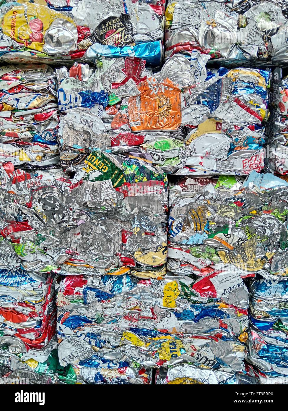 Vancouver, Canada - 17 agosto 2023: Primo piano delle lattine in alluminio frantumato da riciclare. Foto Stock