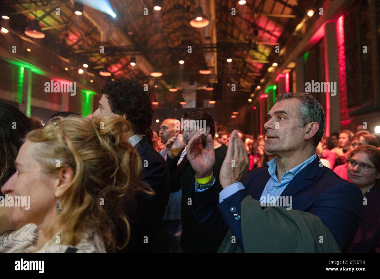 Amsterdam Paesi Bassi. 22 novembre 2023. Elezioni parlamentari olandesi. Il 22 novembre gli olandesi si recano alle urne per eleggere una nuova camera bassa del parlamento. Risultati elettorali Evening Groen Links/PvdA nel Westergasfabriek di Amsterdam. Deputato Tom van der Lee tweede, 2de, kamer, verkiezingen, algemene, stemmen, parlement, partij van de arbeid, politico, politica, tommy Credit: Imago/Alamy Live News Foto Stock