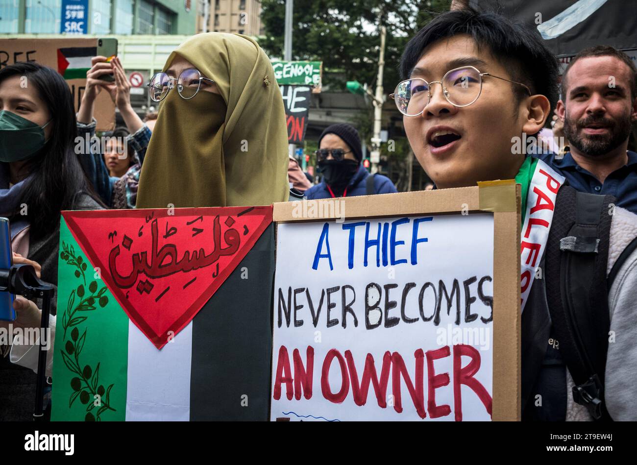 Manifestazione che esorta il governo taiwanese a intraprendere un'azione diplomatica nel conflitto israelo-palestinese durante una protesta a Taipei, Taiwan il 25/11/2023 i manifestanti invocano un cessate il fuoco immediato e la cessazione delle Israels pratiche di occupazione illegale e apartheid il raduno sottolinea l'urgenza di agire e la responsabilità della comunità internazionale di fronte alla difficile situazione palestinese in corso. Striscioni e slogan "Taiwan può aiutare la Palestina”, „cessate il fuoco Now e „Free Palestine riflettono la solidarietà e un appello alla responsabilità globale. Di Wiktor Dabkowski Foto Stock