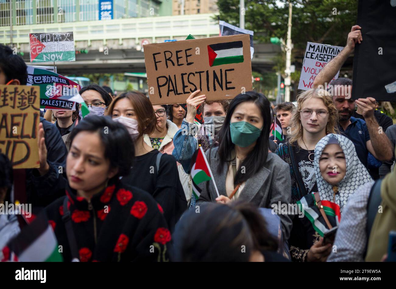 Manifestazione che esorta il governo taiwanese a intraprendere un'azione diplomatica nel conflitto israelo-palestinese durante una protesta a Taipei, Taiwan il 25/11/2023 i manifestanti invocano un cessate il fuoco immediato e la cessazione delle Israels pratiche di occupazione illegale e apartheid il raduno sottolinea l'urgenza di agire e la responsabilità della comunità internazionale di fronte alla difficile situazione palestinese in corso. Striscioni e slogan "Taiwan può aiutare la Palestina”, „cessate il fuoco Now e „Free Palestine riflettono la solidarietà e un appello alla responsabilità globale. Di Wiktor Dabkowski Foto Stock