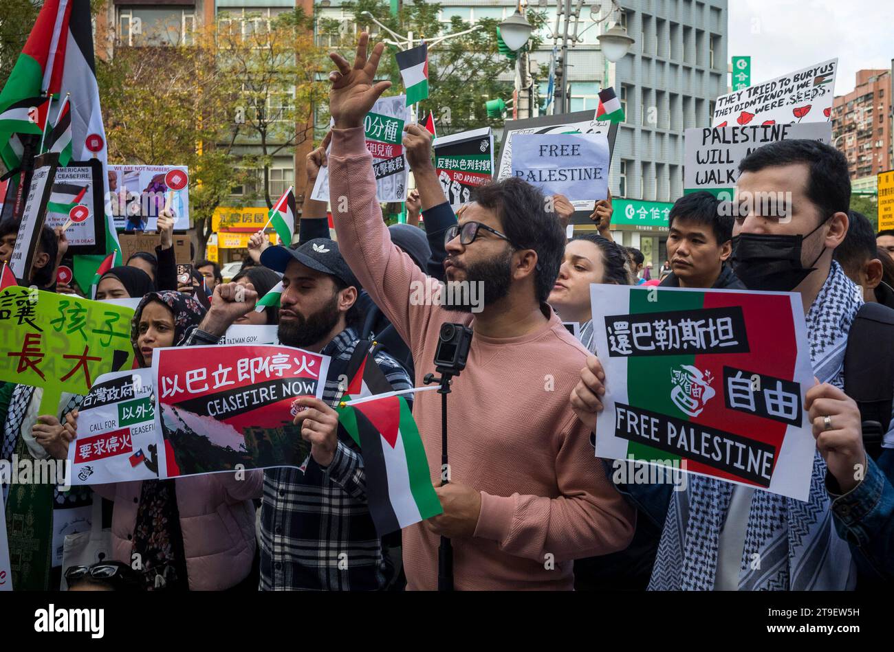 Manifestazione che esorta il governo taiwanese a intraprendere un'azione diplomatica nel conflitto israelo-palestinese durante una protesta a Taipei, Taiwan il 25/11/2023 i manifestanti invocano un cessate il fuoco immediato e la cessazione delle Israels pratiche di occupazione illegale e apartheid il raduno sottolinea l'urgenza di agire e la responsabilità della comunità internazionale di fronte alla difficile situazione palestinese in corso. Striscioni e slogan "Taiwan può aiutare la Palestina”, „cessate il fuoco Now e „Free Palestine riflettono la solidarietà e un appello alla responsabilità globale. Di Wiktor Dabkowski Foto Stock