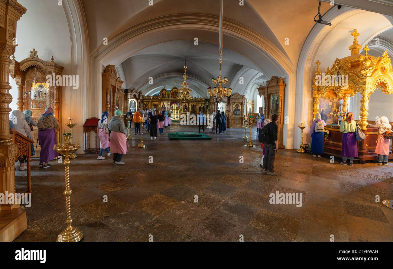 I turisti visitano la cattedrale principale del monastero di Valaam Island nel lago Ladoga Foto Stock