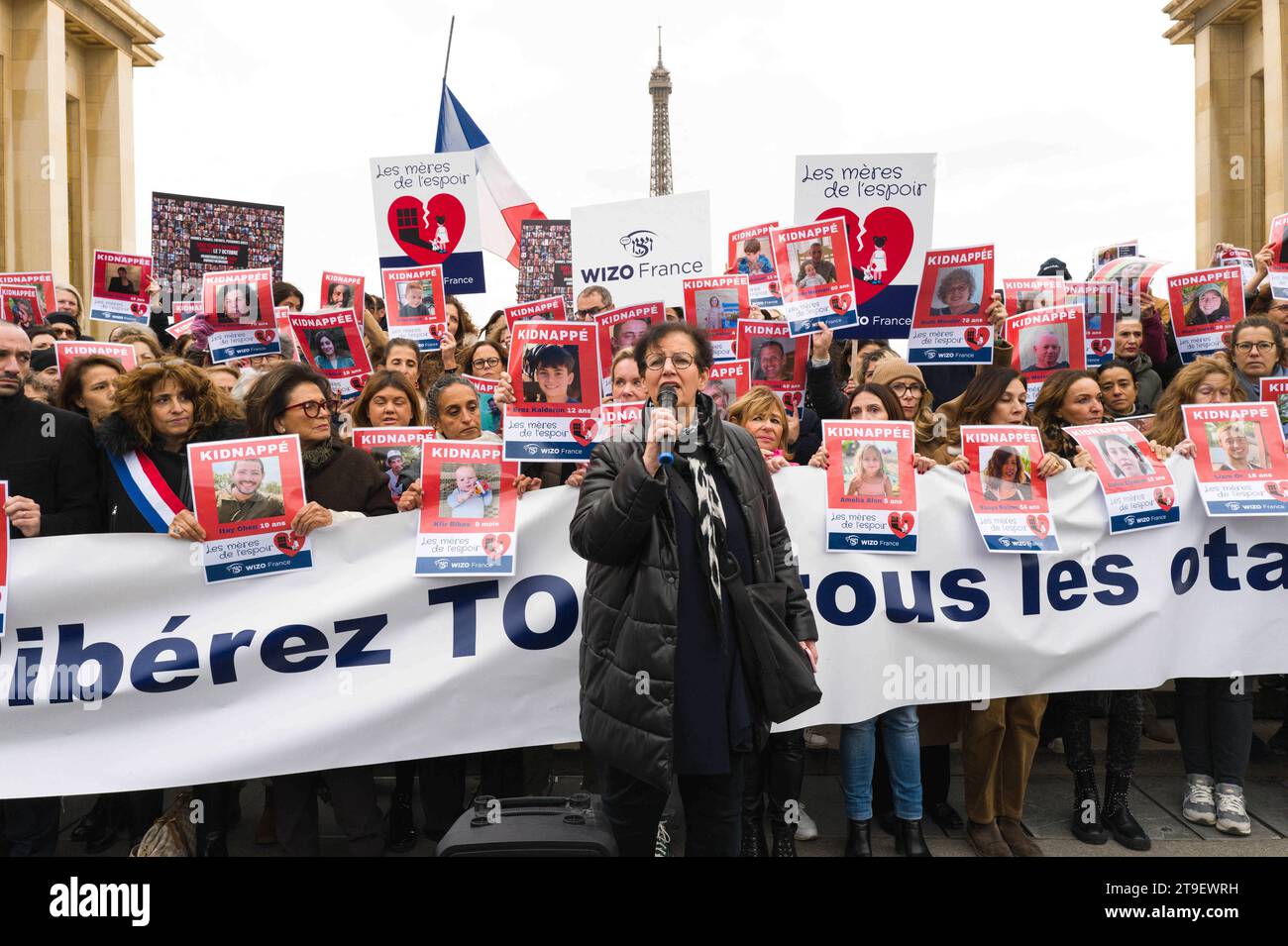 Parigi, Francia. 25 novembre 2023. Discorso di Sandra, membro di una famiglia di ostaggi di Hamas. Raduno per il rilascio di donne e bambini tenuti in ostaggio da Hamas, al Trocadero. Francia, Parigi 24 novembre 2023. Foto di Patricia Huchot-Boissier/ABACAPRESS.COM Credit: Abaca Press/Alamy Live News Foto Stock