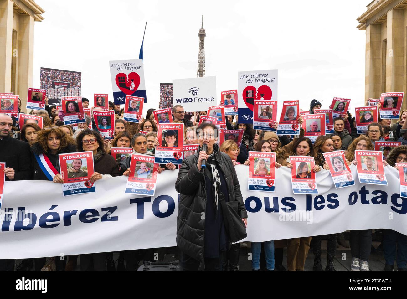 Parigi, Francia. 25 novembre 2023. Discorso di Sandra, membro di una famiglia di ostaggi di Hamas. Raduno per il rilascio di donne e bambini tenuti in ostaggio da Hamas, al Trocadero. Francia, Parigi 24 novembre 2023. Foto di Patricia Huchot-Boissier/ABACAPRESS.COM Credit: Abaca Press/Alamy Live News Foto Stock