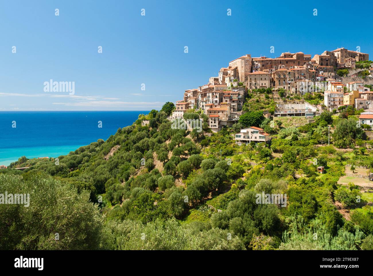 Vista panoramica di Pisciotta, un piccolo villaggio nel parco nazionale del Cilento nel sud Italia Foto Stock